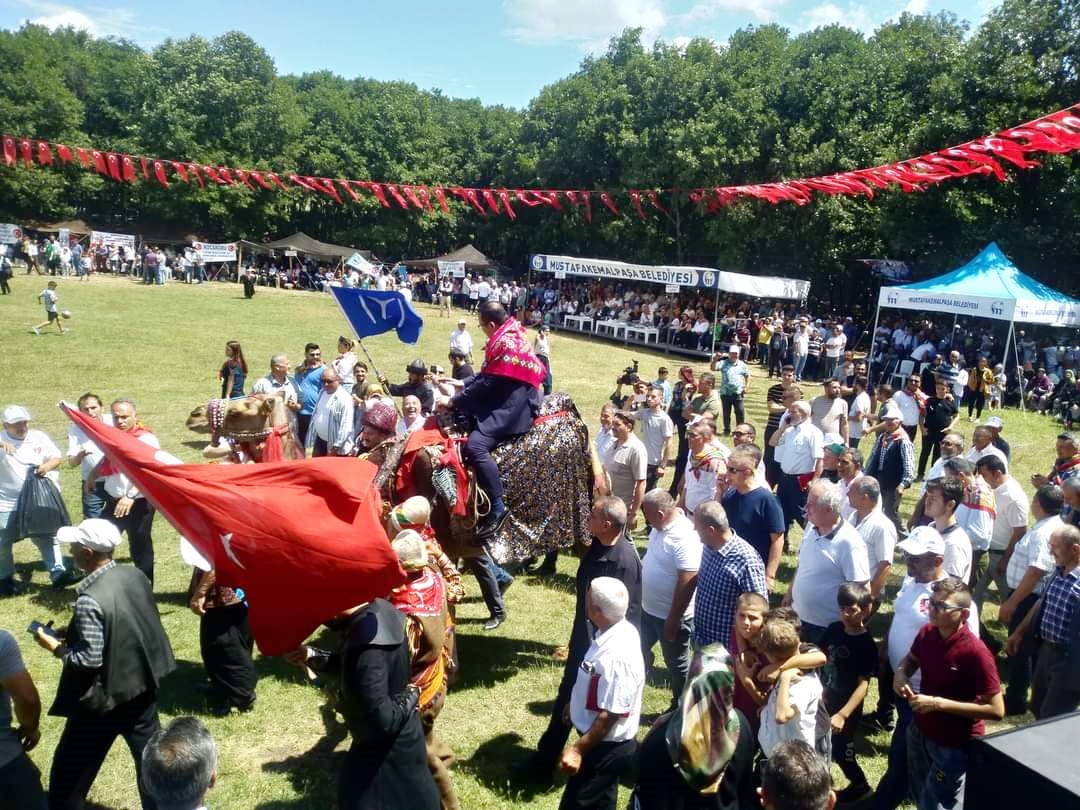 BİNLERCE YÖRÜK GELENEKLERİNİ YAŞATTI