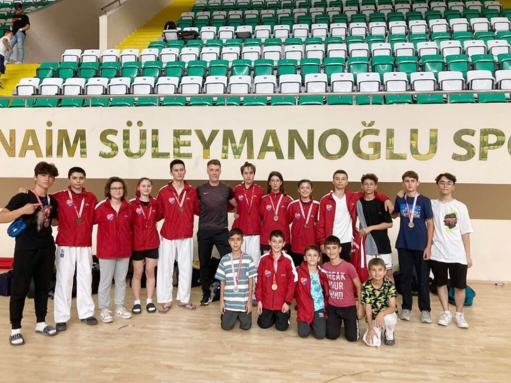 KARATECİLERDEN MADALYA ŞOVU