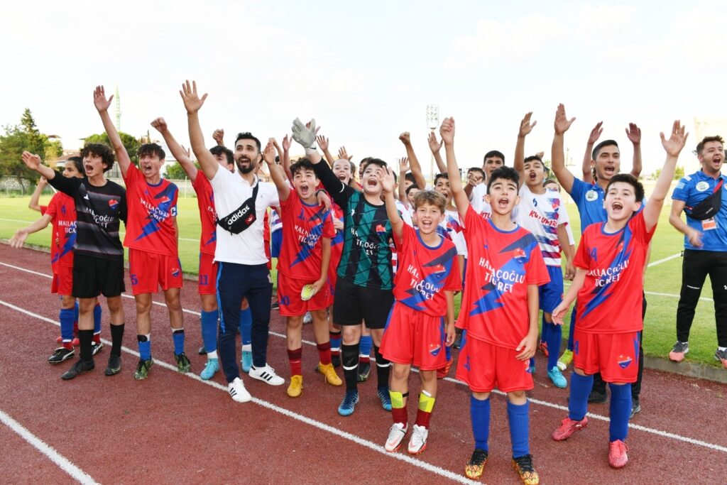 U-14’TE ŞAMPİYON KIRMIZI ŞİMŞEKLER