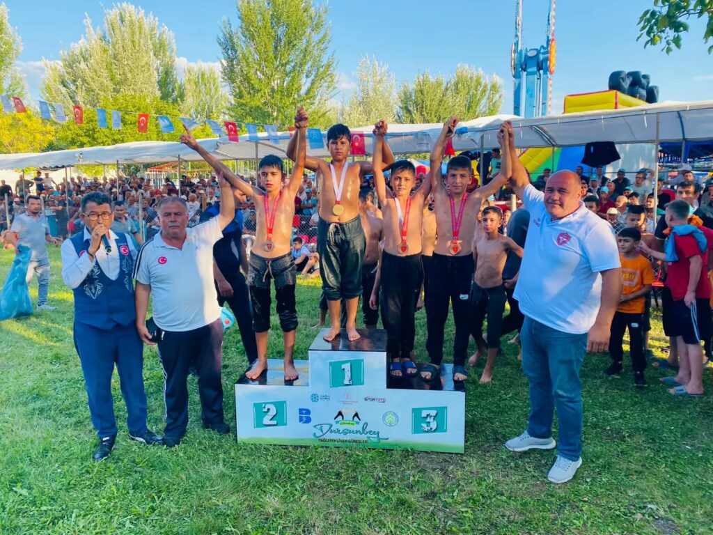 MİNİKLERDEN DUALI ÇAYIRDA MADALYA