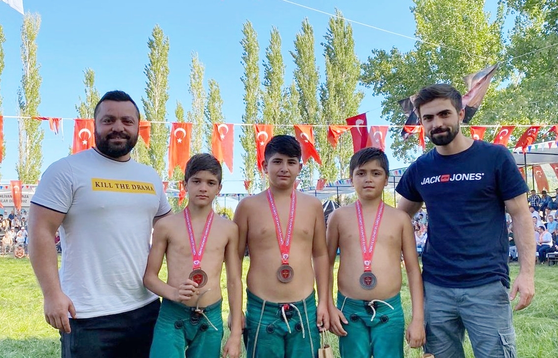 ER MEYDANINDA 3 MADALYA