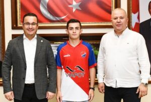 KIRMIZI ŞİMŞEKLERDE TRANSFER SÜRÜYOR