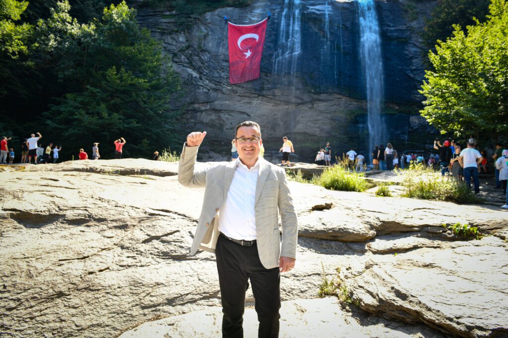 SUUÇTU’DA DEV BAYRAK