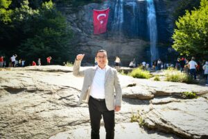 SUUÇTU’DA DEV BAYRAK