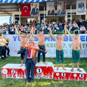 YUNT DAĞI GÜREŞLERİ’NDE 2 MADALYA