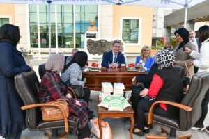 USTA GAZETECİLER DÜNYANIN EN BÜYÜK MAKAM ODASINA KONUK OLDU