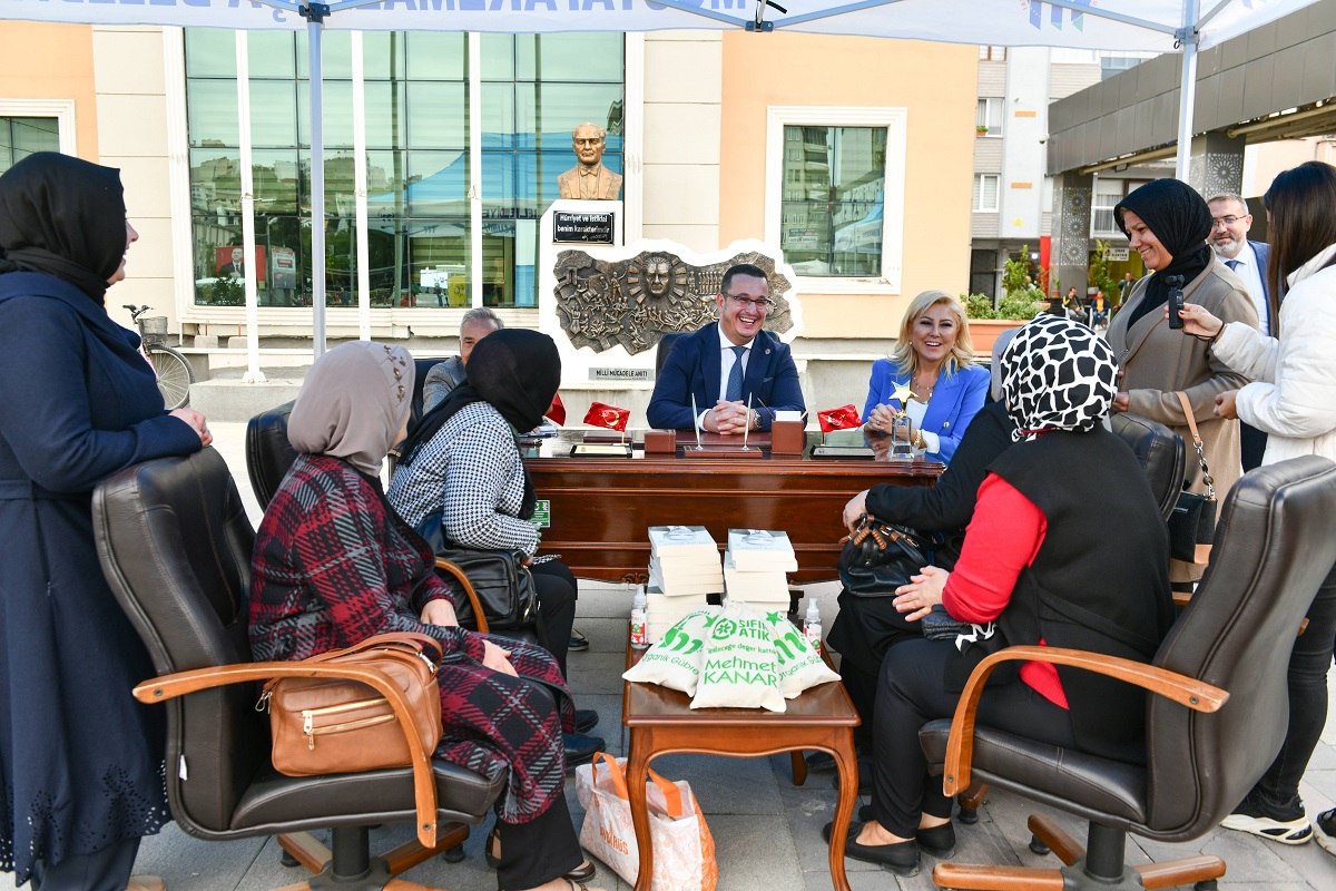 USTA GAZETECİLER DÜNYANIN EN BÜYÜK MAKAM ODASINA KONUK OLDU