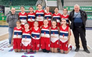 KIZLARDAN ÇİFTE ZAFER