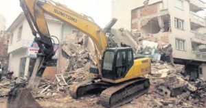 BİNA YIKILIRKEN YAN APARTMANIN SALONU DELİNDİ