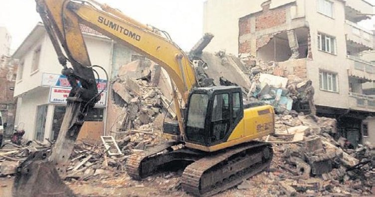 BİNA YIKILIRKEN YAN APARTMANIN SALONU DELİNDİ