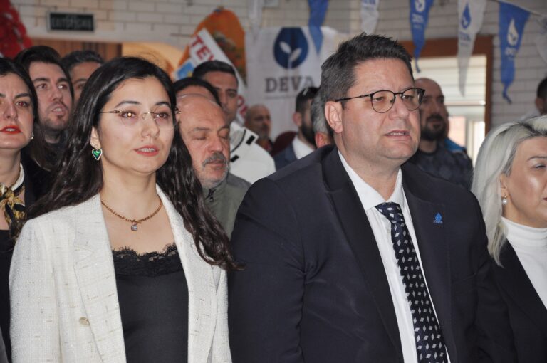 DEVA’DAN COŞKULU KONGRE