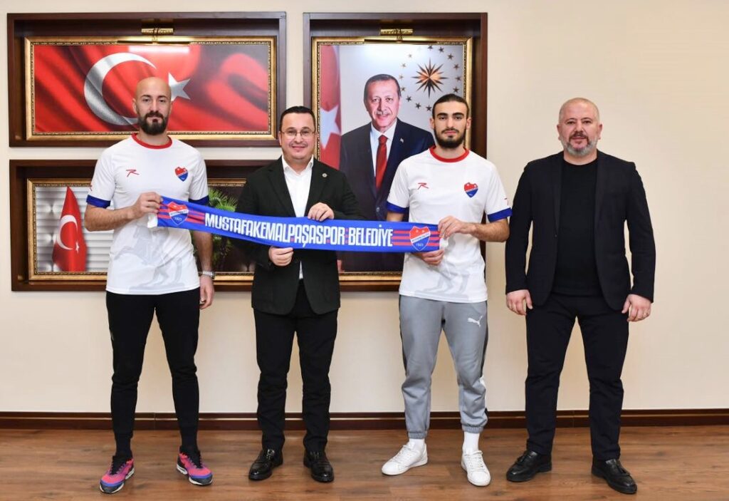 KIRMIZI ŞİMŞEKLER’DE İKİ İMZA