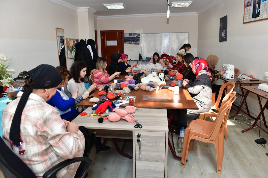 DEPREMZEDE ÇOCUKLARA EL EMEĞİ GÖZ NURU HEDİYELER