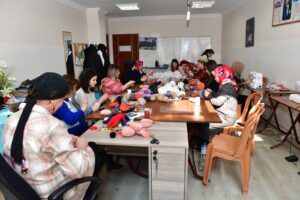 DEPREMZEDE ÇOCUKLARA EL EMEĞİ GÖZ NURU HEDİYELER