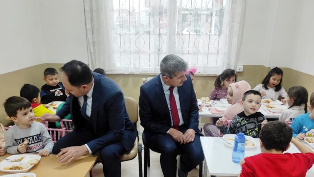 ÖĞRENCİLERE ÜCRETSİZ YEMEK DESTEĞİ