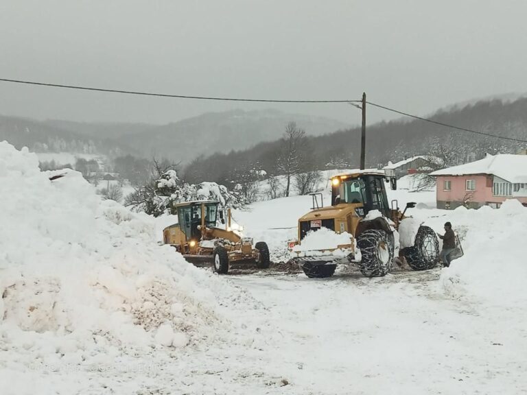 YOL AÇMA ÇALIŞMALARI 5 MAHALLEDE YOĞUNLAŞTI