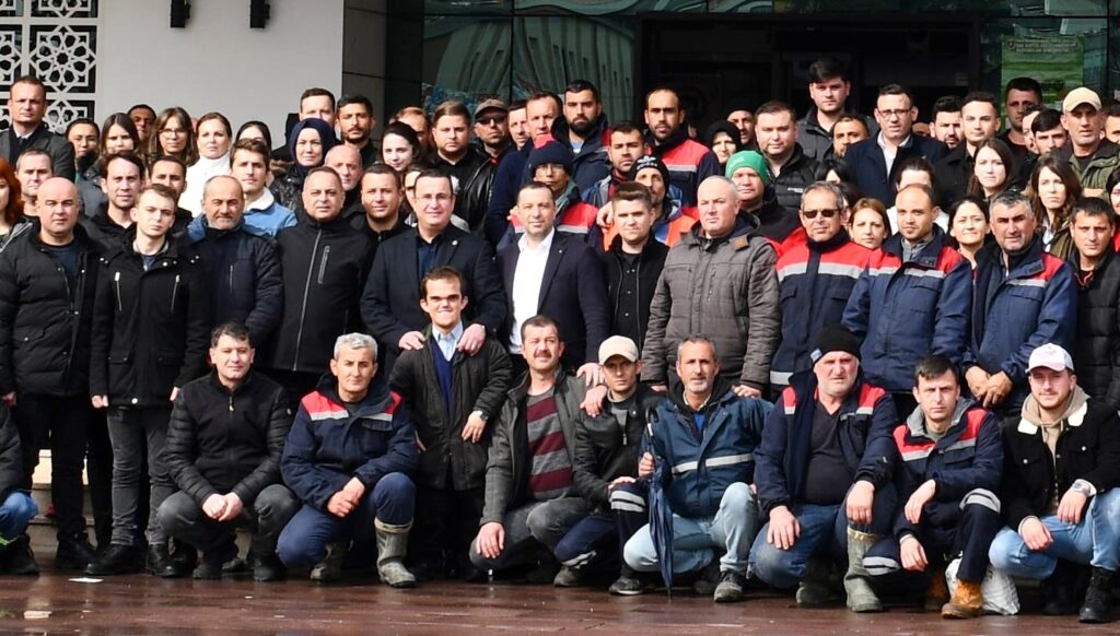 BELEDİYE İŞÇİLERİNE ÇİFTE BAYRAM