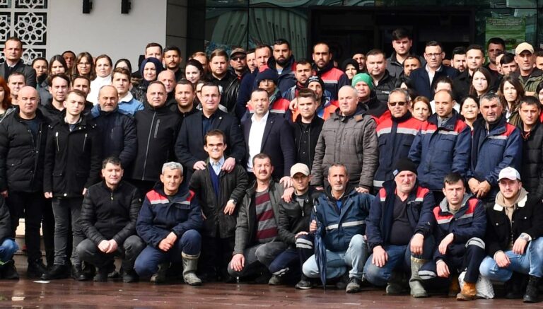 BELEDİYE İŞÇİLERİNE ÇİFTE BAYRAM