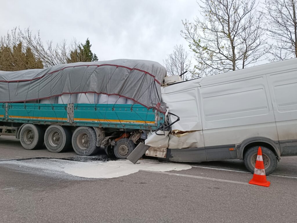 BENZİNLİKTEN ÇIKAN TIRA ÇARPTI: 2 ÖLÜ