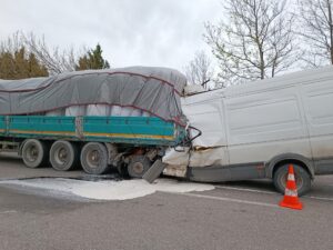 BENZİNLİKTEN ÇIKAN TIRA ÇARPTI: 2 ÖLÜ