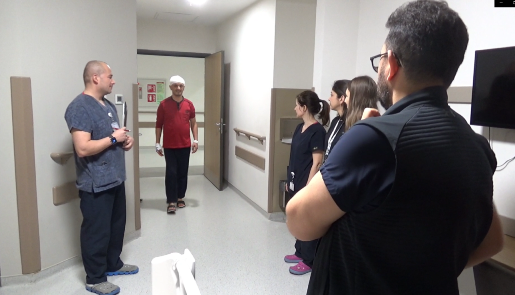 BİLİNCİ AÇIK HASTAYA BEYİN TÜMÖRÜ AMELİYATI YAPILDI