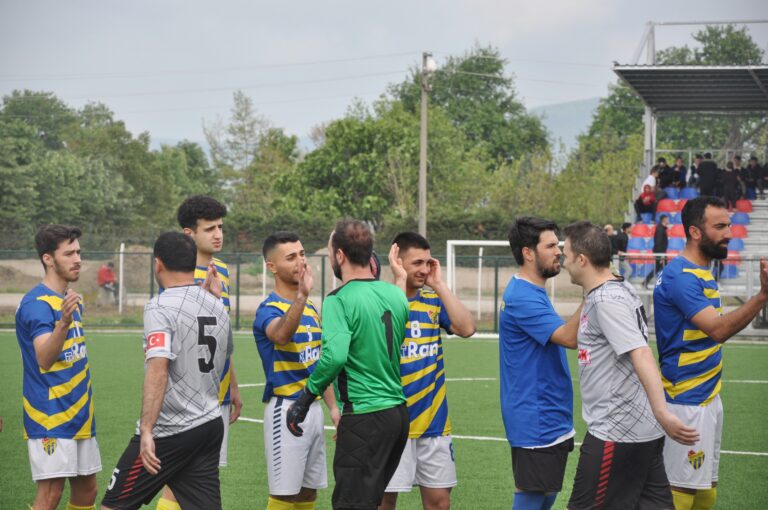 DOSTÇA BAŞLAYAN DERBİ YARIM KALDI