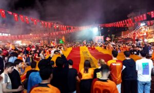 GALATASARAY TARAFTARI ŞAMPİYONLUĞU KUTLADI