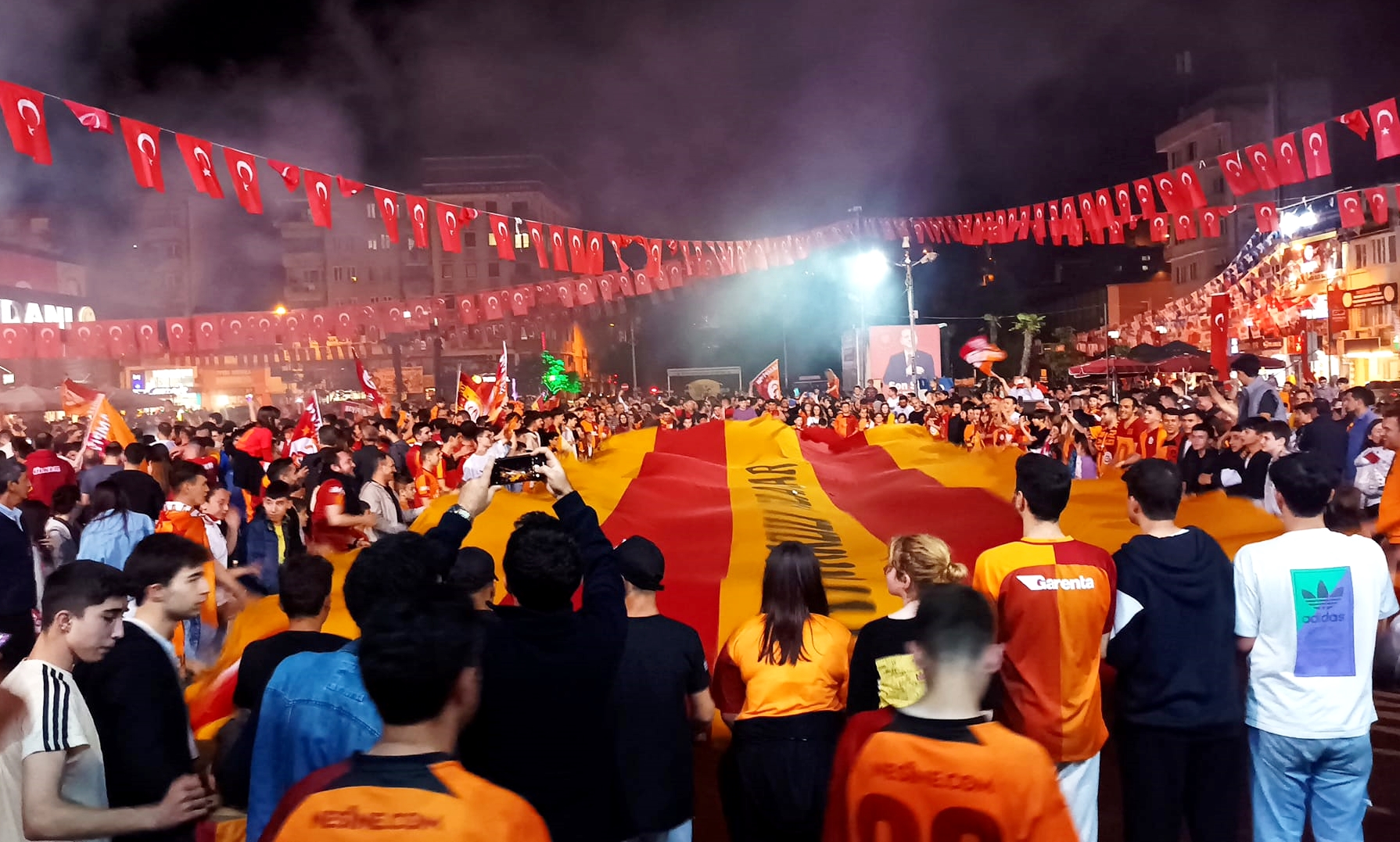 GALATASARAY TARAFTARI ŞAMPİYONLUĞU KUTLADI