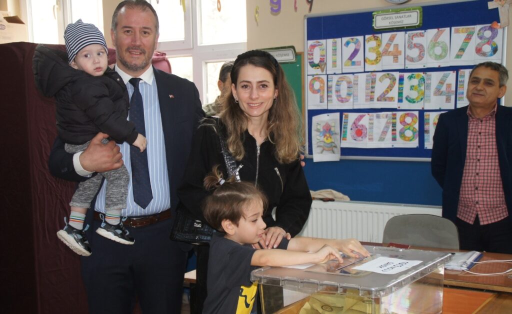 MİLLETVEKİLİ ADAYI BEYGİRCİ OYUNU KULLANDI