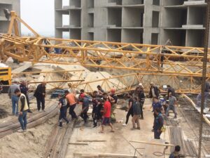 TOKİ İNŞAATINDA VİNÇ DEVRİLDİ