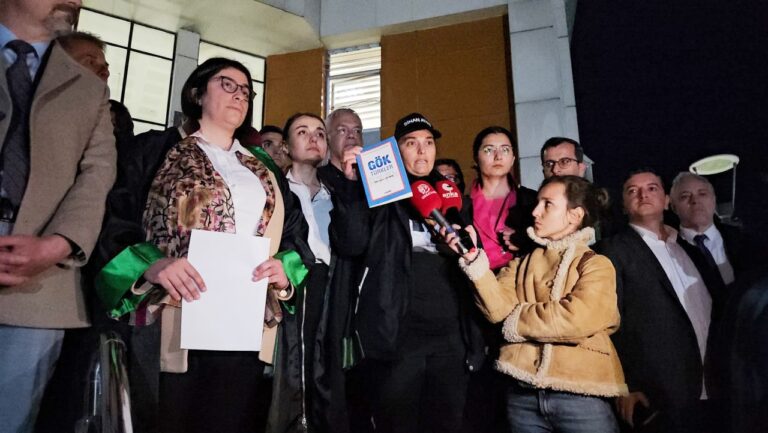 ÜÇ GENÇ SERBEST KALDI