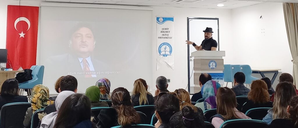 ‘AİLELER DİJİTAL DÜNYAYI TANIMALI’