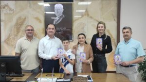 ANNESİ İLE BİRLİKTE KİTAP YAZDI