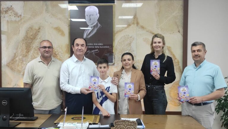 ANNESİ İLE BİRLİKTE KİTAP YAZDI