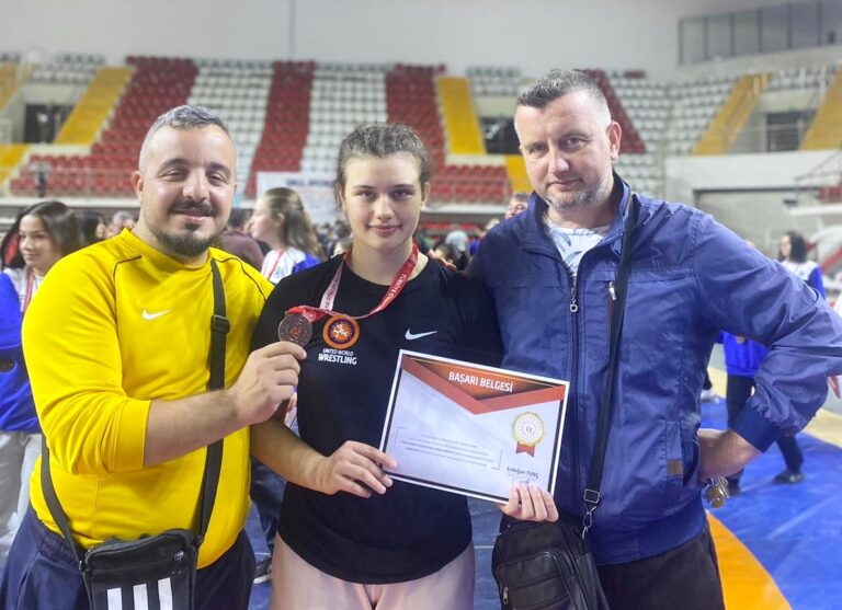 GÜREŞTE TÜRKİYE ÜÇÜNCÜLÜĞÜ