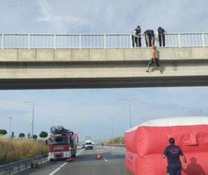 KÖPRÜDEN ATLAYAN ŞAHSI ŞİŞME YATAK KURTARDI
