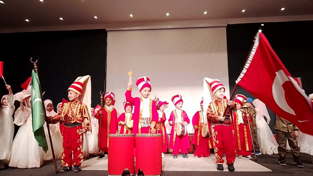 KUR’AN KURSLARINDA MEZUNİYET SEVİNCİ