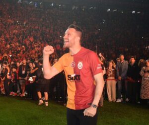 ‘ÖNCELİĞİM GALATASARAY AMA OYNAMAK İSTİYORUM’
