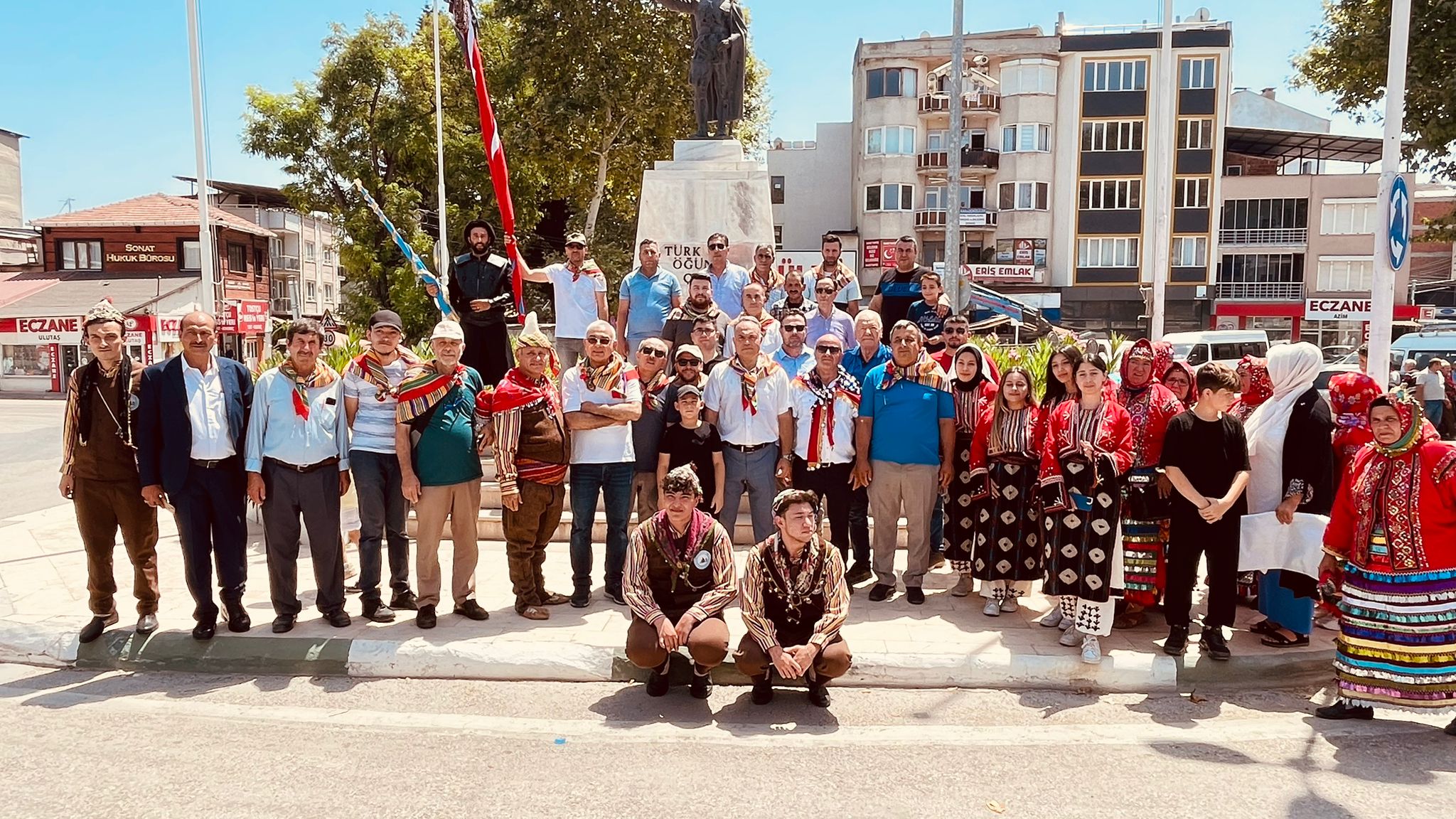 BOZAĞAÇ ŞÖLENİ ‘KARDEŞLİK YÜRÜYÜŞÜ’ İLE BAŞLADI