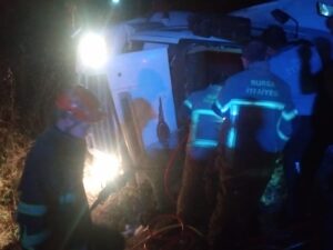 DEVRİLEN TIRDA 2 SAAT YAŞAM SAVAŞI VERDİ