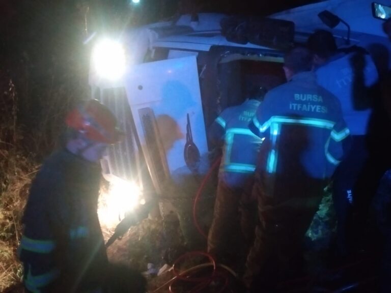 DEVRİLEN TIRDA 2 SAAT YAŞAM SAVAŞI VERDİ