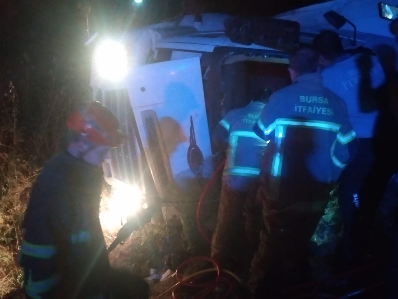 DEVRİLEN TIRDA 2 SAAT YAŞAM SAVAŞI VERDİ