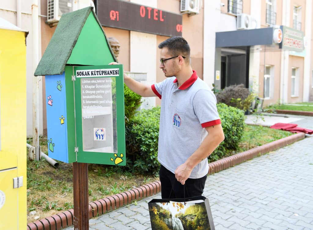 GERİ DÖNÜŞEN SOKAK KÜTÜPHANESİ