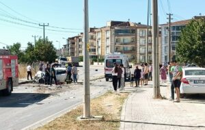 OTOMOBİL İLE KAMYON ÇARPIŞTI: 1 YARALI