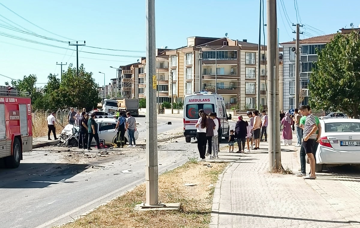 OTOMOBİL İLE KAMYON ÇARPIŞTI: 1 YARALI