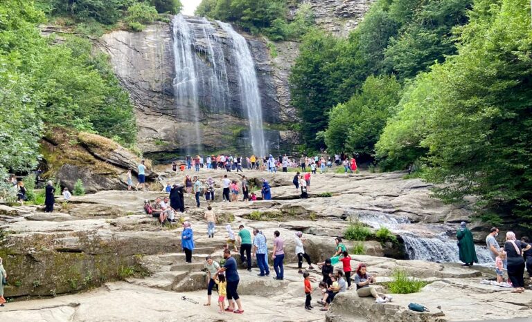 SUUÇTU ŞELALESİ ZİYARETÇİ AKININA UĞRADI