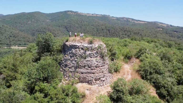 TARİHİ KALE RESTORASYON BEKLİYOR