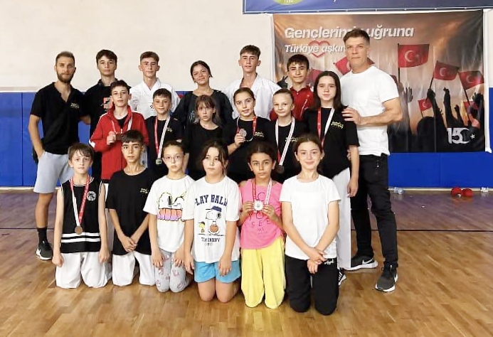 KARATECİLERDEN 11 MADALYA