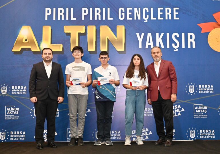 LGS ŞAMPİYONU BORA EKREN’E ÖDÜL