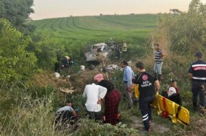 TARIM İŞÇİLERİNİ TAŞIYAN ARAÇ DEVRİLDİ; 3 ÖLÜ